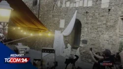 Damiano David e Dove Cameron in total white al sì