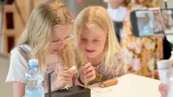 Building machines: Kids learning from robots